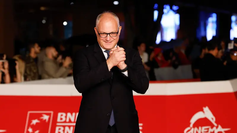 epa12456286 Major of Rome Roberto Gualtieri arrives for the opening ceremony and screening of the movie 'La vita va cosi' (Life Goes This Way) at the 20th annual Rome Film Fest, in Rome, Italy, 15 October 2025. The Rome Film Festival runs from 15 to 26 October 2025. EPA/FABIO FRUSTACI