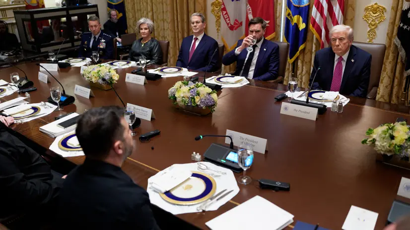 epa12461022 President of Ukraine Volodymyr Zelensky (front) and US President Donald J. Trump (R) participate in a bilateral meeting in the Cabinet Room of the White House in Washington, D.C., USA, 17 October 2025. Ukrainian President Zelensky is visiting the United States as Trump pursues a peace deal in the Russia-Ukraine war. EPA/AARON SCHWARTZ / POOL