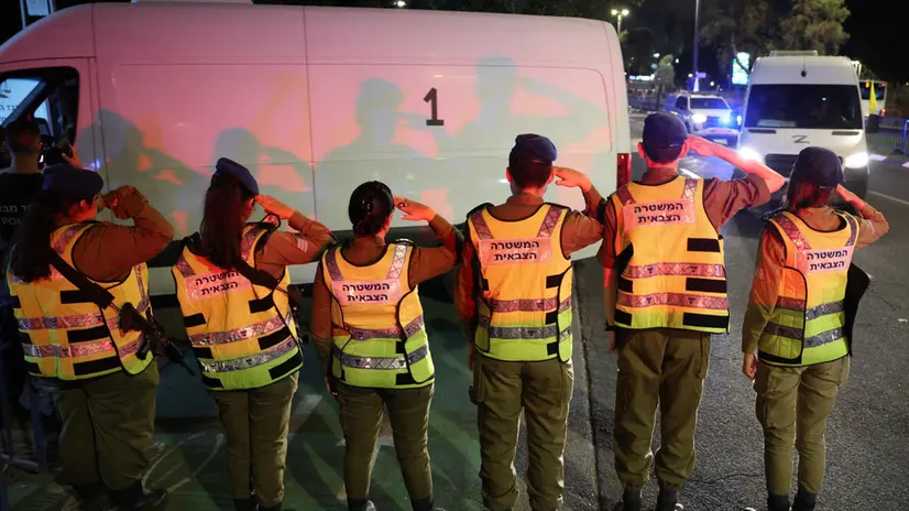 epa12456750 Israeli soldiers salute as a convoy carrying the bodies of two Israeli hostages that were handed over by Hamas arrives at the National Center of Forensic Medicine in Tel Aviv, Israel, 15 October 2025. The two bodies of the hostages kidnapped by Hamas on 07 October 2023 returned as part of a ceasefire deal between Israel and Hamas. Around twenty bodies of Israeli hostages remain in Hamas captivity. EPA/ABIR SULTAN