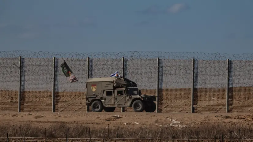 epa12453501 Israeli patrolling along the the Israeli Gaza border in southern Israel after they withdrew from the Gaza Strip following the Israel-Hamas agreement , 14 October 2025, EPA/ATEF SAFADI