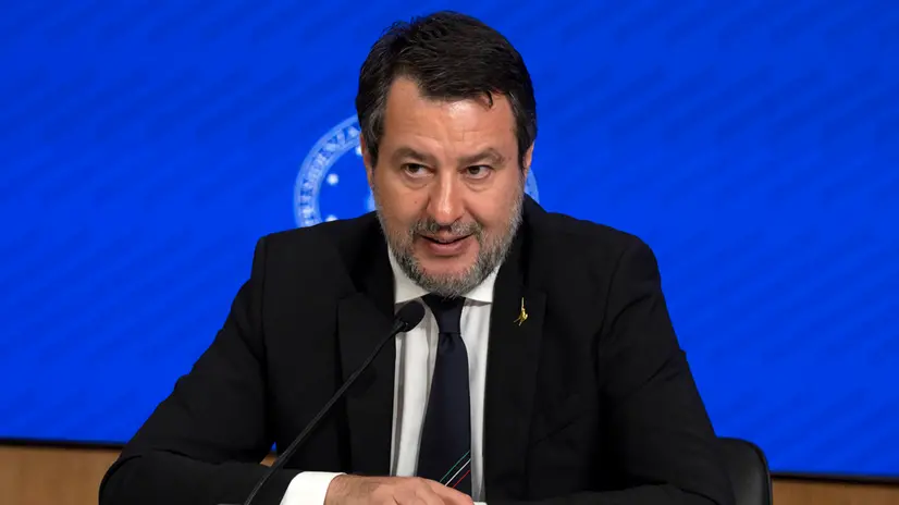 Il ministro delle infrastrutture e trasporti Matteo Salvini, durante la conferenza stampa a palazzo Chigi dopo il cdm. Roma, 17 ottobre 2025. ANSA/MASSIMO PERCOSSI