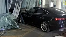 L'auto ha sfondato completamente la parete di vetro - © www.giornaledibrescia.it
