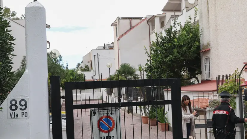 La moglie di Sigfrido Ranucci, giornalista Rai al quale è stata fatta esplodere una bomba davanti alla propria abitazione, esce di casa scortata dai carabinieri, Campo Ascolano, frazione di Pomezia (Roma), 17 ottobre 2025. ANSA/EMANUELE VALERI