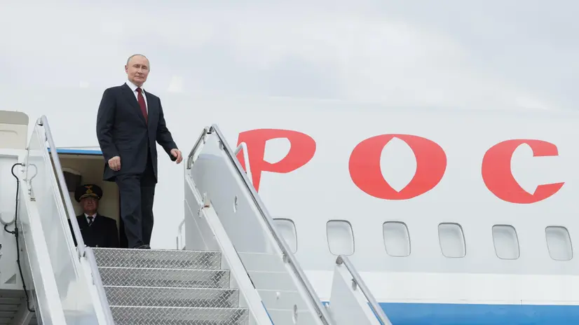 epa12304325 Russian President Vladimir Putin boards a Ilyushin Il-96-300 aircraft of the Rossiya Special Flight Squadron before departing from Joint Base Elmendorf-Richardson following his meeting with US President Trump, in Anchorage, Alaska, USA, 15 August 2025 (issued 16 August 2025). EPA/GAVRIIL GRIGOROV/SPUTNIK/KREMLIN / POOL MANDATORY CREDIT