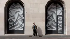 Ludovico Valsecchi davanti alla vetrina coperta di Biancoinsolito in via X Giornate - Foto Giorgio Mininno