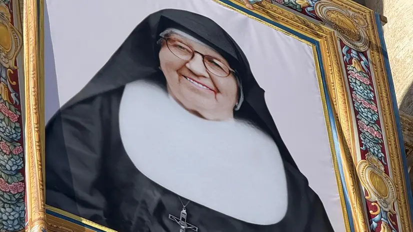 L'immagine di suor Maria Troncatti davanti alla basilica di San Pietro - © www.giornaledibrescia.it