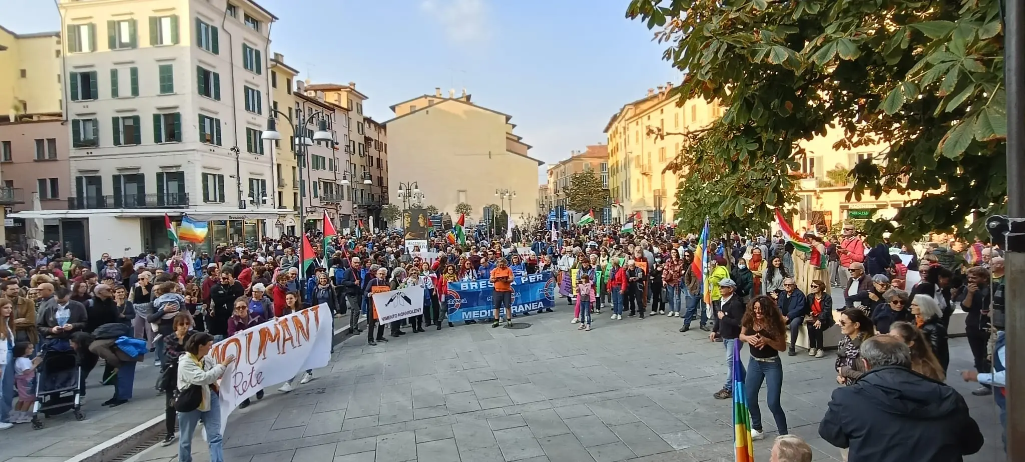 La marcia per l'accoglienza in centro a Brescia