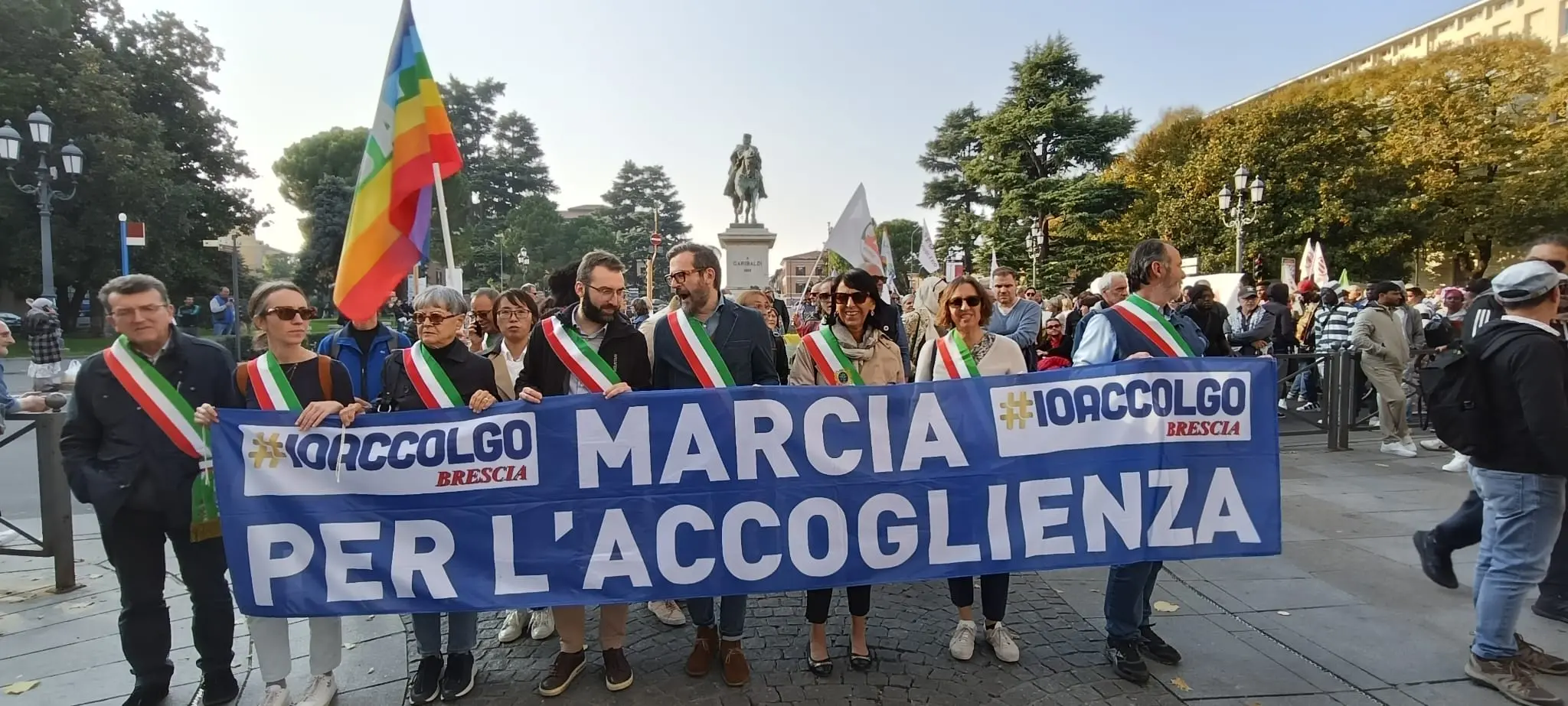 La marcia per l'accoglienza in centro a Brescia