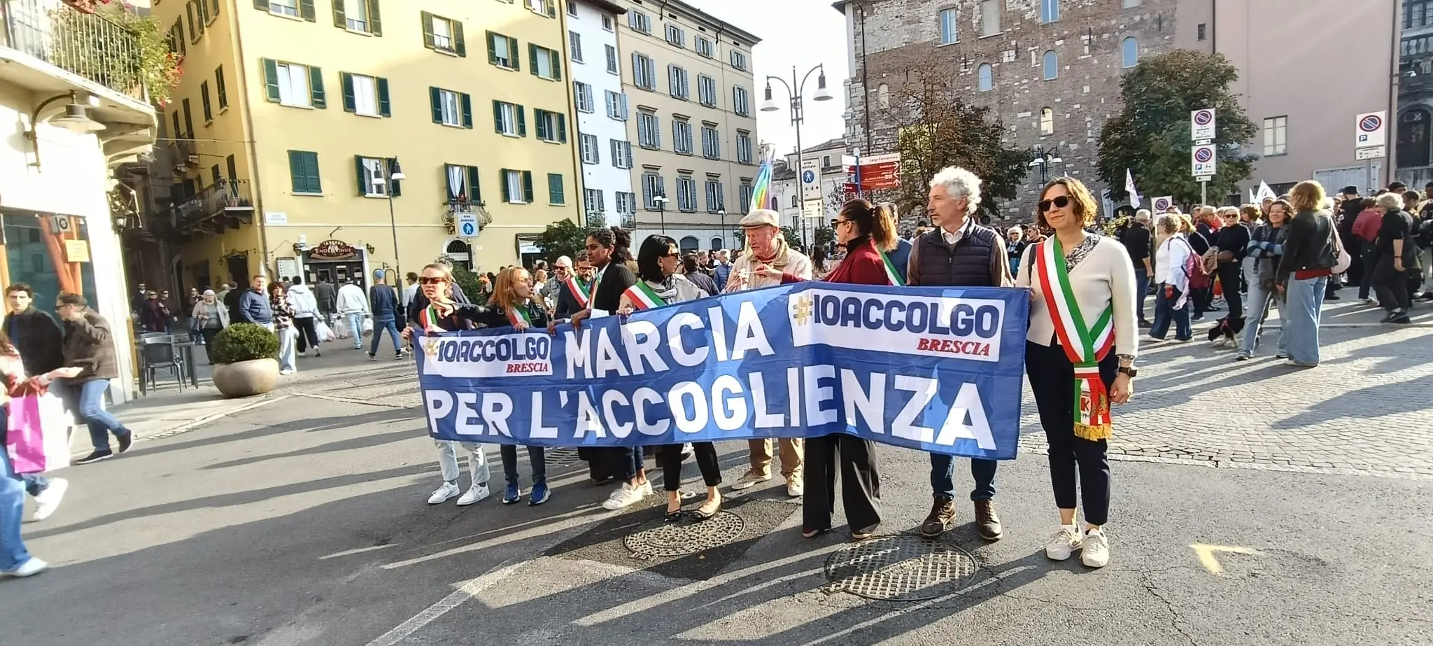 La marcia per l'accoglienza in centro a Brescia