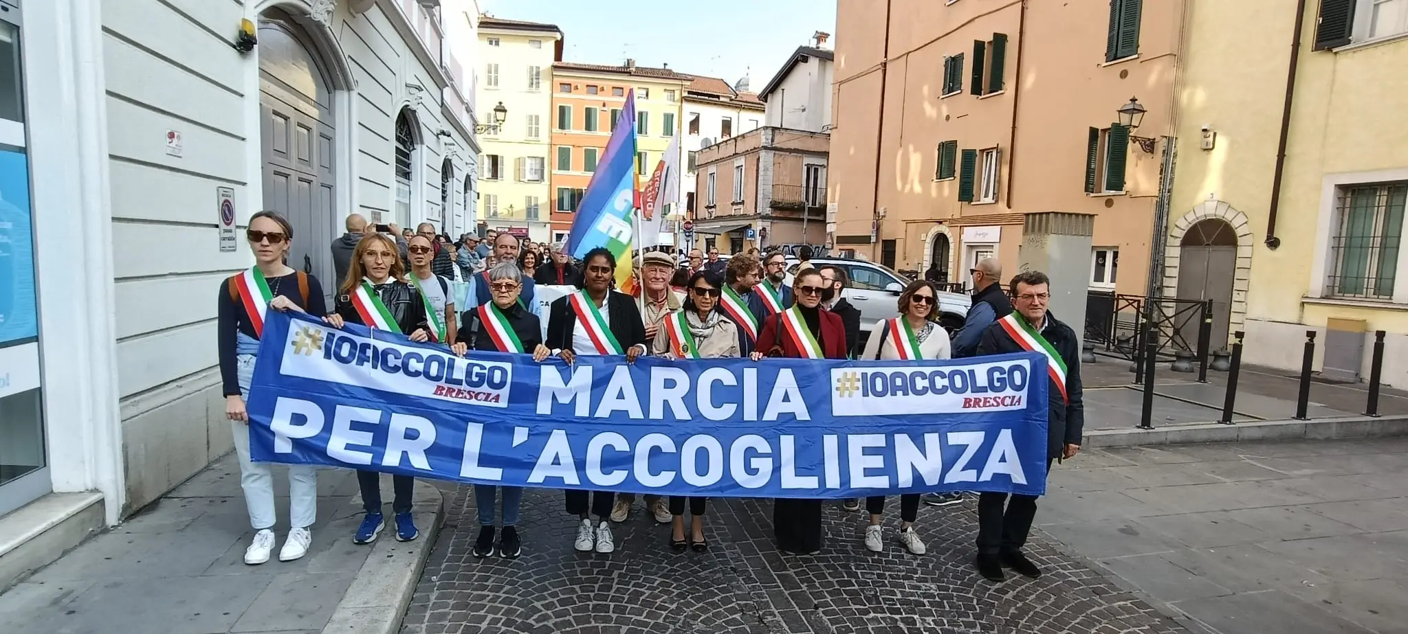 La marcia per l'accoglienza in centro a Brescia