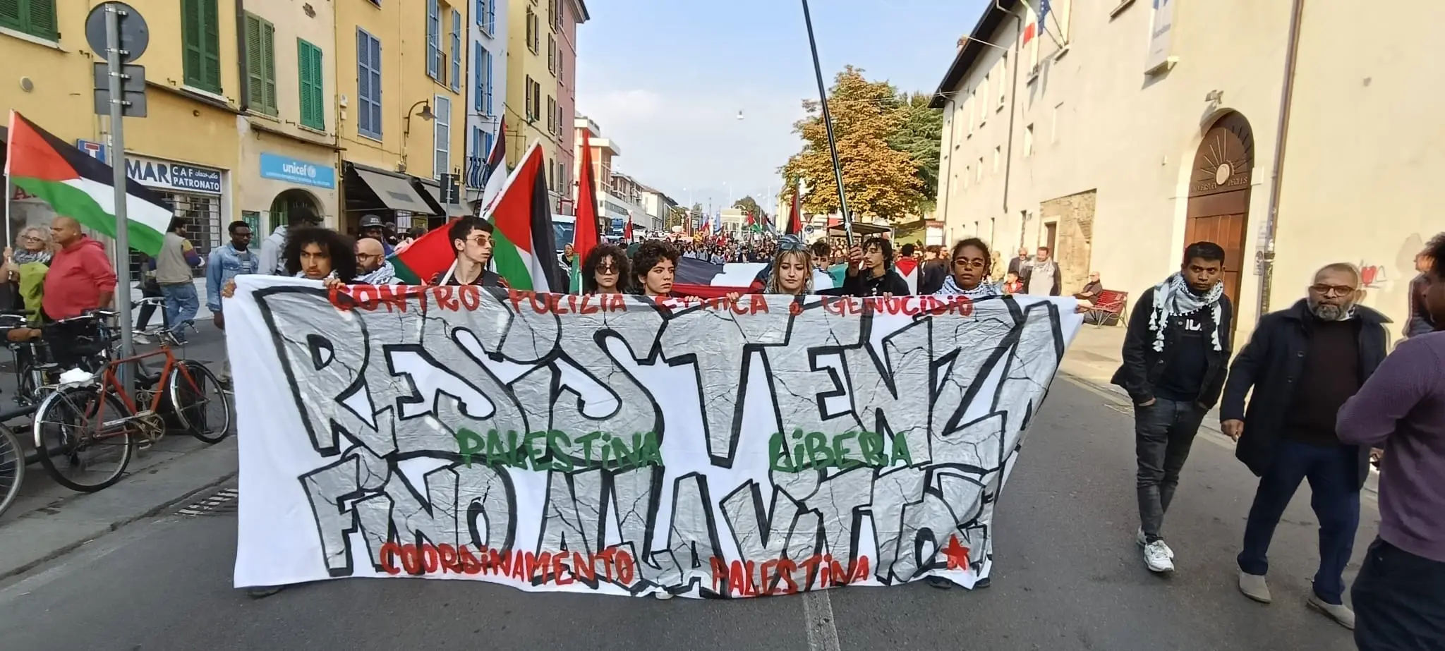 La marcia per l'accoglienza in centro a Brescia