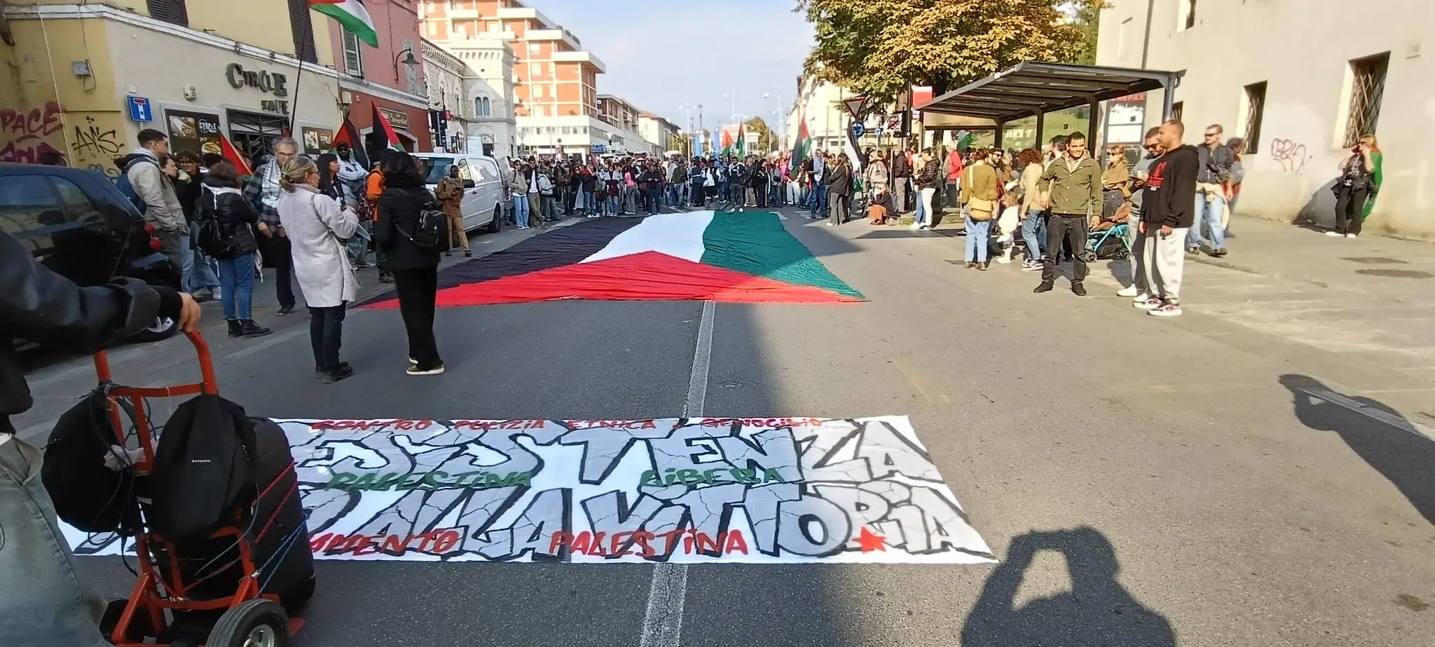 La marcia per l'accoglienza in centro a Brescia