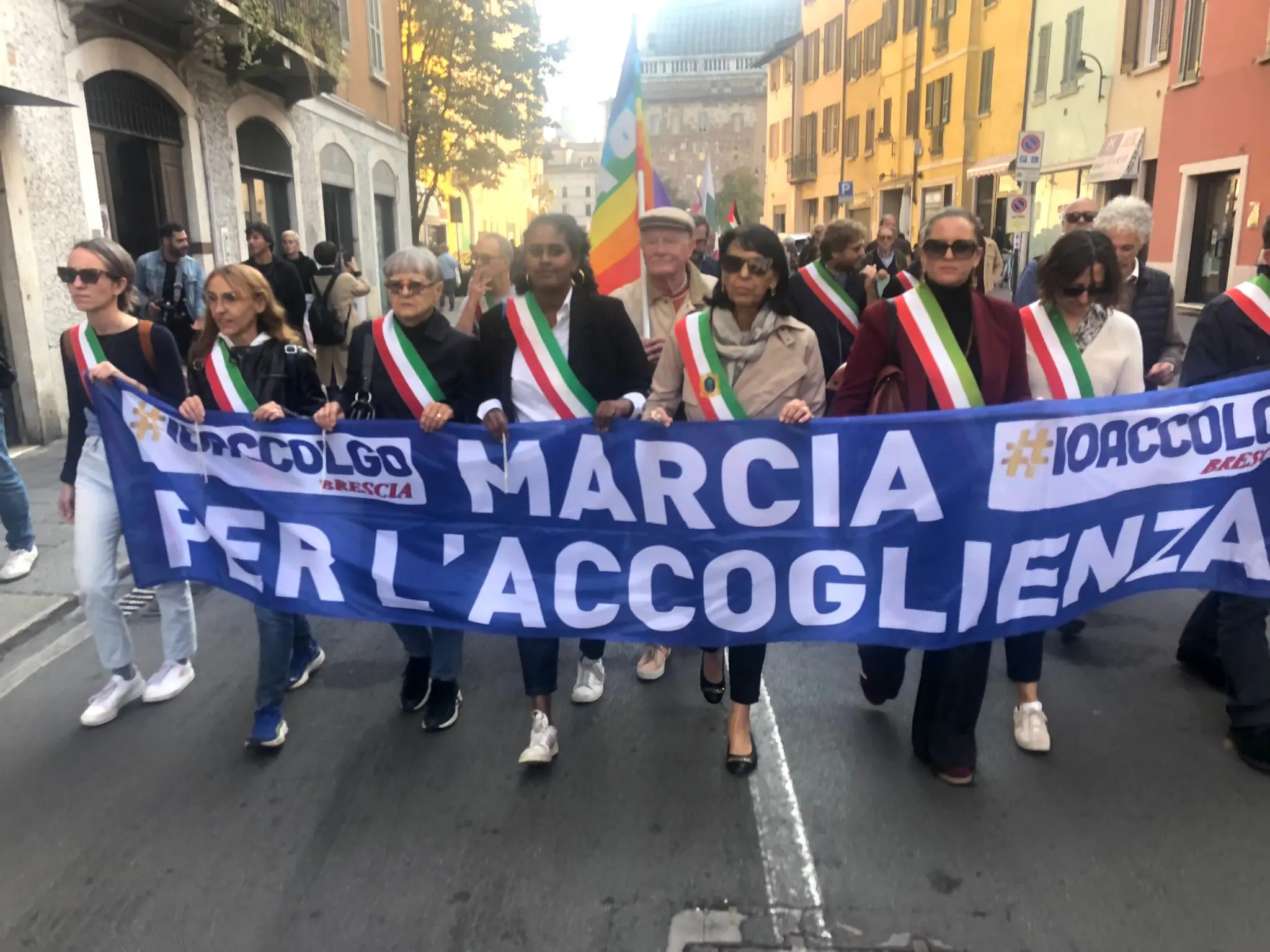 La marcia per l'accoglienza in centro a Brescia