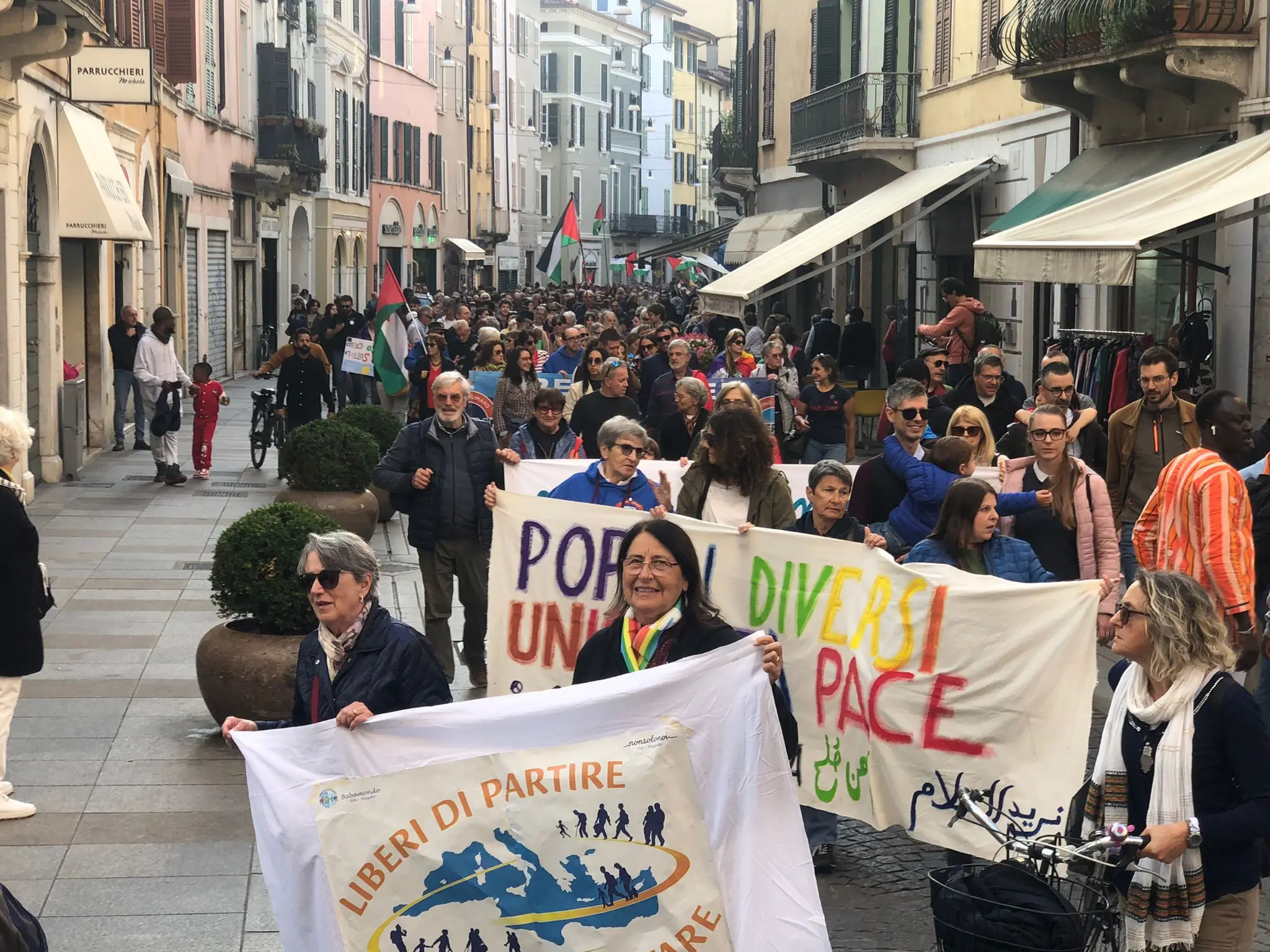 La marcia per l'accoglienza in centro a Brescia