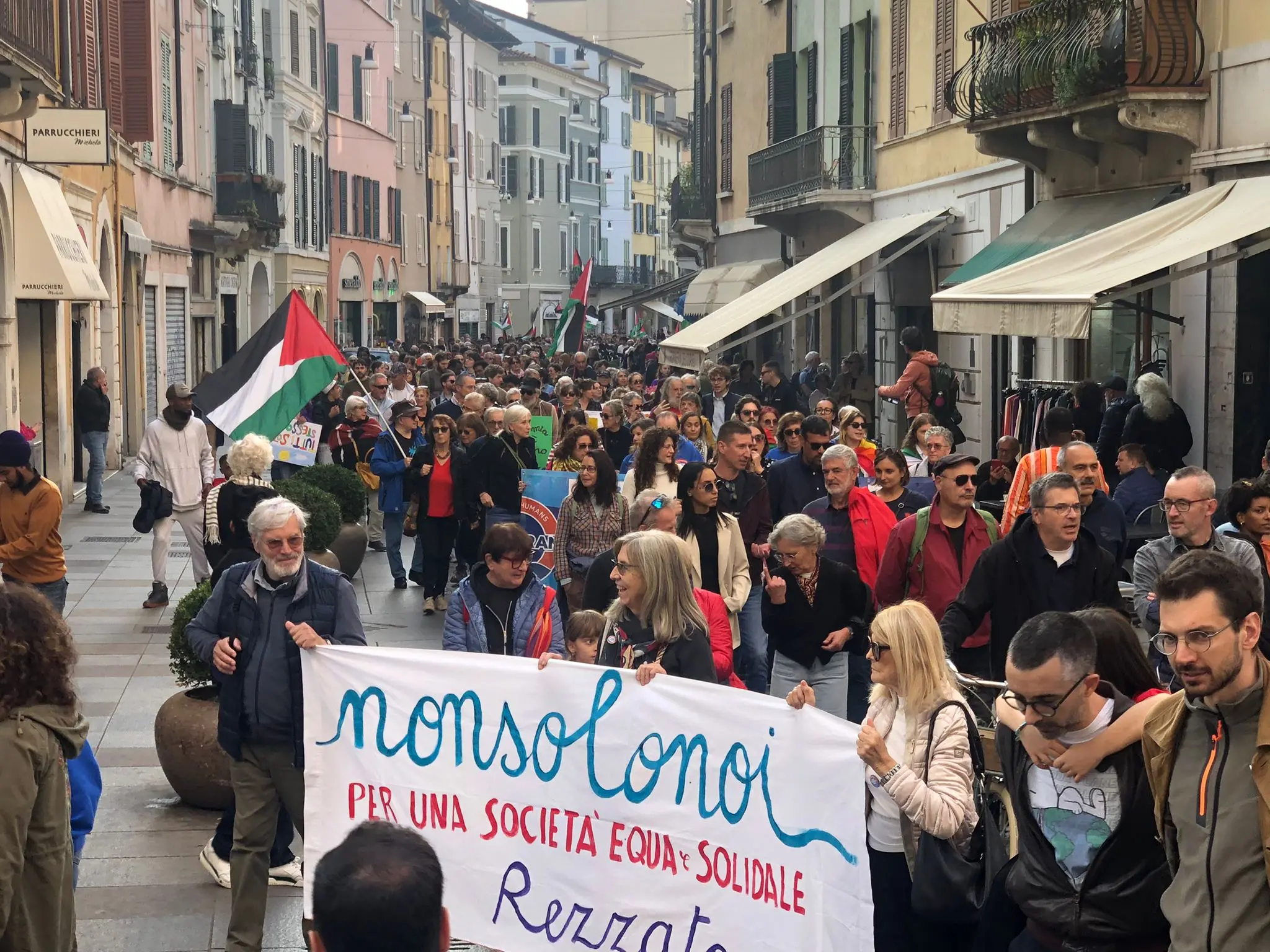 La marcia per l'accoglienza in centro a Brescia