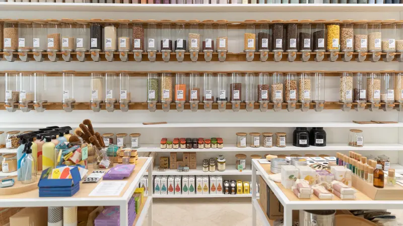 Nei negozi di prodotti sfusi ci sono legumi, frutta secca, dolciumi, ma anche attrezzi riutilizzabili