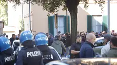 Tafferugli tra tifosi del Verona e del Pisa prima della partita di Seria A il 18 ottobre 2025 a Pisa. ANSA/ENRICO MATTIA DEL PUNTA