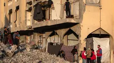 epa12460731 Members of the Red Cross observe the operation at the site where members of the Al-Qassam Brigades, the military wing of the Hamas movement, are searching for the bodies of Israeli hostages in an area in Hamad City, Khan Younis, in the southern Gaza Strip, 17 October 2025. EPA/HAITHAM IMAD