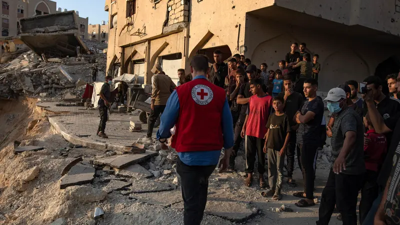 epa12460734 Red Cross workers arrive at the site where members of the Al-Qassam Brigades, the military wing of the Hamas movement, are searching for the bodies of Israeli hostages in an area in Hamad City, Khan Younis, in the southern Gaza Strip, 17 October 2025. EPA/HAITHAM IMAD