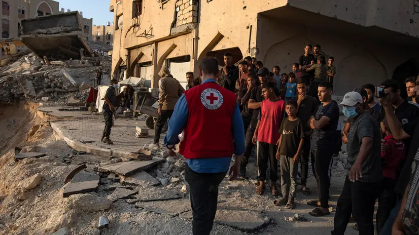 epa12460734 Red Cross workers arrive at the site where members of the Al-Qassam Brigades, the military wing of the Hamas movement, are searching for the bodies of Israeli hostages in an area in Hamad City, Khan Younis, in the southern Gaza Strip, 17 October 2025. EPA/HAITHAM IMAD