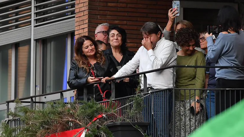 Il giornalista Sigfrido Ranucci si affaccia dal balcone della redazione di Report per salutare il presidio in sua solidarietà - Ansa © www.giornaledibrescia.it