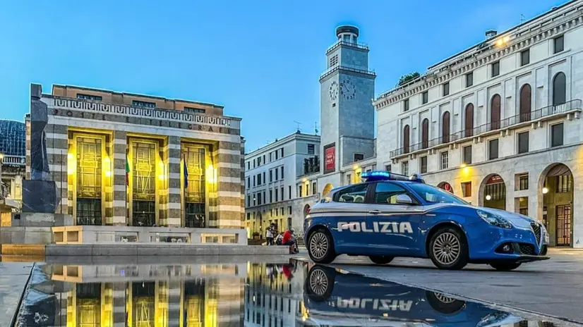 Una pattuglia della Polizia in città