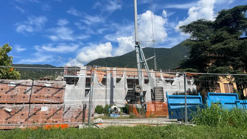 Il cantiere per la riqualificazione della palestra - © www.giornaledibrescia.it
