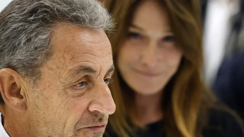 epa12404537 Former French president Nicolas Sarkozy (L) and his wife, Carla Bruni-Sarkozy (R), leave the courthouse in Paris, France, 25 September 2025. Sarkozy and twelve others, including three former ministers, stood trial for criminal conspiracy to receive funds for the 2007 presidential campaign from the regime of late Libyan leader Muammar Gaddafi, and he has now been sentenced to five years in jail for his role in the case involving funds from Gaddafi. Sarkozy has been convicted twice in separate cases since leaving office in 2012. EPA/YOAN VALAT