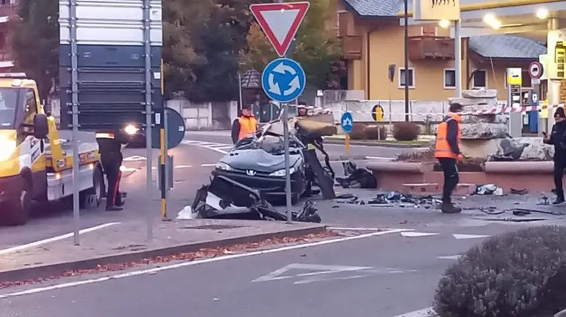 L'auto sfasciata dopo lo schianto - © www.giornaledibrescia.it