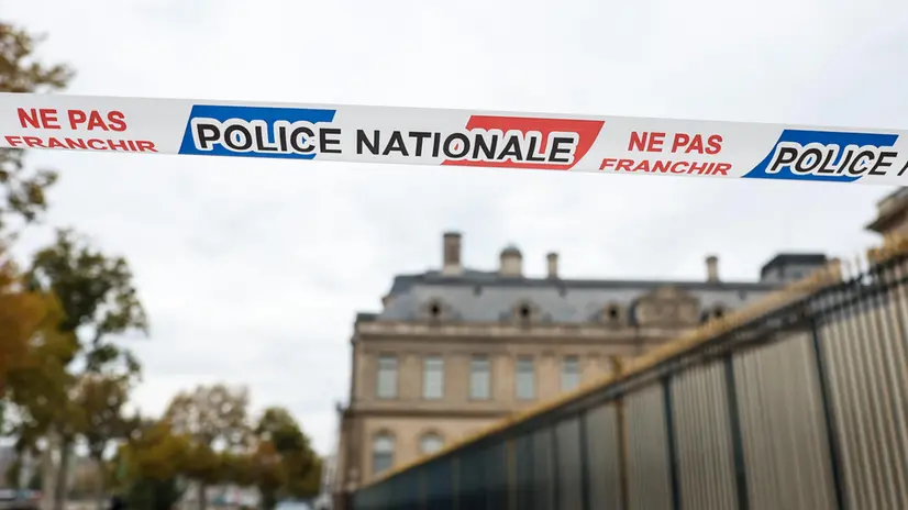 epa12464603 Police tape cordons off the southeast corner of the Louvre Museum on Quai Francois-Mitterrand, on the banks of the River Seine, after a robbery at the Louvre Museum in Paris, France, 19 October 2025. The Louvre Museum was targeted in a robbery by several criminals who smashed windows to steal jewelry. The museum was later closed. French Culture Minister Rachida Dati called it 'an attack on France’s cultural heritage.' EPA/Mohammed Badra