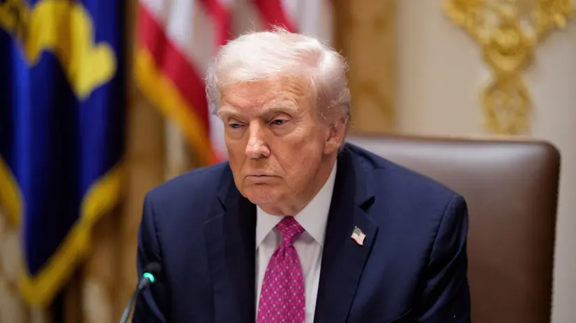 epa12460950 US President Donald J. Trump participates in a bilateral meeting in the Cabinet Room of the White House in Washington, D.C., USA, 17 October 2025. Ukrainian President Zelensky is visiting the United States as Trump pursues a peace deal in the Russia-Ukraine war. EPA/AARON SCHWARTZ / POOL