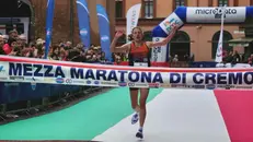 L'arrivo vincente di Sara Bottarelli sul traguardo nel centro di Cremona - Foto Ferrero-Fioni © www.giornaledibrescia.it