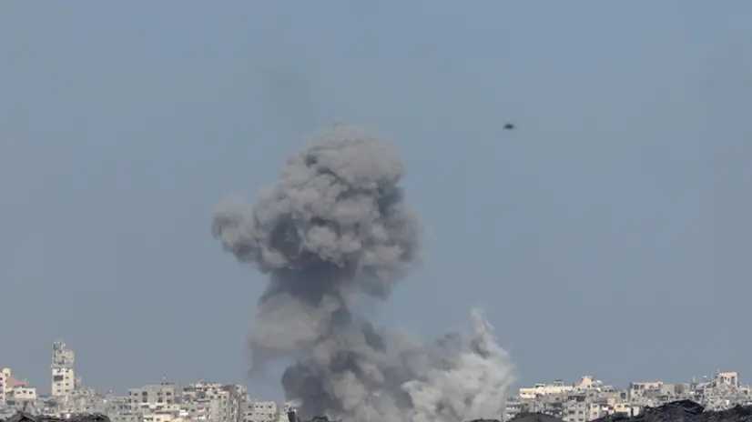 epa12444037 Smoke rises following an Israeli airstrike on the northern part of the Israel-Gaza border, as seen from southern Israel, 10 October 2025, despite a ceasefire agreement between Israel and Hamas under the first phase of the Gaza peace plan. Prime Minister Benjamin Netanyahu's office announced on 09 October that Israel government had approved the Gaza ceasefire and hostage release plan. EPA/ATEF SAFADI