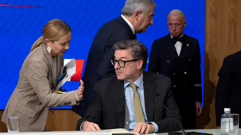 Il presidente del consiglio Giorgia Meloni, il ministro dell’economia Giancarlo Giorgetti, durante la conferenza stampa a palazzo Chigi dopo il cdm. Roma, 17 ottobre 2025. ANSA/MASSIMO PERCOSSI