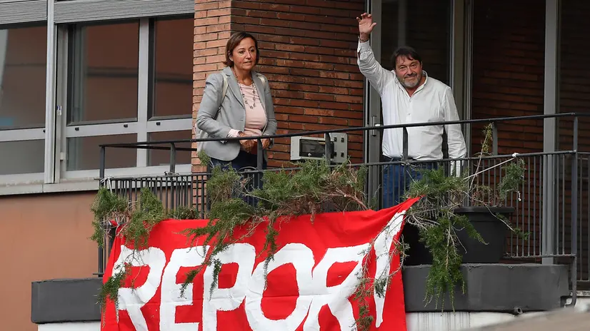 Il giornalista Sigfrido Ranucci si affaccia dal balcone della redazione di Report per salutare il presidio in sua solidarietà riunitosi sotto la sede Rai di Via Teulada dopo l’attentato intimidatorio subito nella notte Roma, 17 ottobre 2025 ANSA/FABIO CIMAGLIA