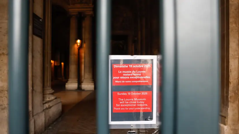 epa12464609 A signboard reading 'The Louvre Museum will be closed today for exceptional reasons' is seen in Passage Richelieu after it was closed by police officers, next to the Louvre Museum, following a robbery this morning in Paris, France, 19 October 2025. The Louvre Museum was targeted in a robbery by several criminals who smashed windows to steal jewelry. The museum was later closed. French Culture Minister Rachida Dati called it 'an attack on France’s cultural heritage.' EPA/Mohammed Badra