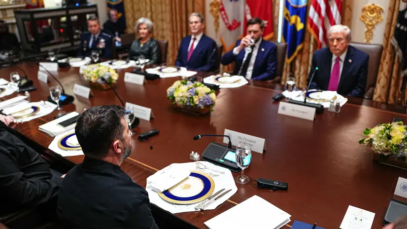 epa12460928 President of Ukraine Volodymyr Zelensky (front) and US President Donald J. Trump (R) participate in a bilateral meeting in the Cabinet Room of the White House in Washington, D.C., USA, 17 October 2025. Ukrainian President Zelenskyy is visiting the United States as Trump pursues a peace deal in the Russia-Ukraine war. EPA/AARON SCHWARTZ / POOL