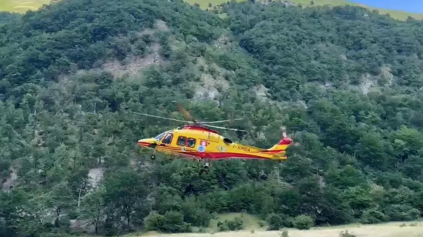 Complicato intervento di emergenza eseguito nel pomeriggio di oggi nella valle del Lago di Pilato, nel gruppo dei Sibillini, dove un alpinista è precipitato per circa 20 metri mentre affrontava la via "Gigliotti- Marchini" sul Pizzo del Diavolo. L'uomo ha perso l'appiglio durante l'arrampicata, cadendo sotto la sosta del compagno di cordata e riportando traumi agli arti inferiori. Sul posto è intervenuto l'elicottero Icaro 02, con a bordo il tecnico di elisoccorso del Soccorso Alpino e Speleologico Marche (Cnsas), che è stato verricellato, da 85 metri, fino al ferito per prestare le prime cure e procedere con il recupero. ANSA/US SOCCORSO ALPINO E SPELEOLOGICO +++ NPK +++ NO SALES, EDITORIAL USE ONLY +++