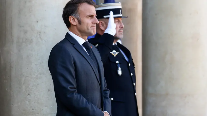 epa12459617 French President Emmanuel Macron waits for the arrival of the European Commission president at the Elysee Palace in Paris, France, 17 October 2025. EPA/MOHAMMED BADRA