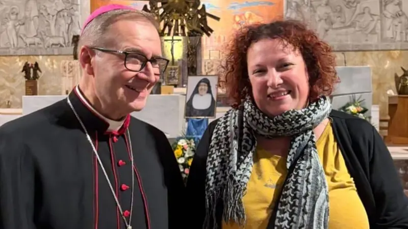 La presidente della Pro Loco di Corteno Ramona Taddei con il vescovo Pierantonio Tremolada