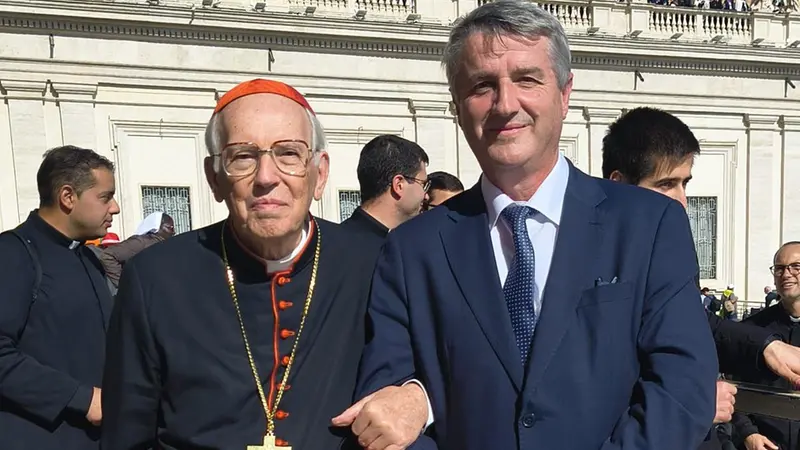 Il cardinale Giovanni Battista Re con il sindaco di Corteno Golgi Giuseppino Lippi - © www.giornaledibrescia.it