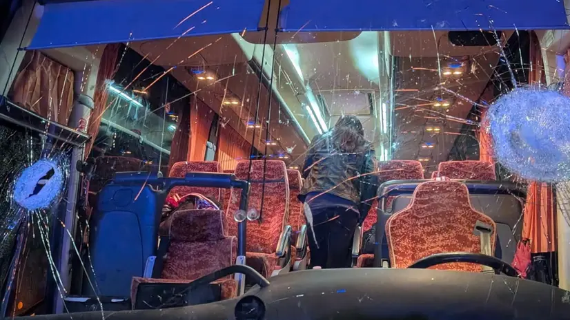 Il parabrezza dopo l'assalto al pullman dei tifosi del Pistoia basket (Foto Facebook)