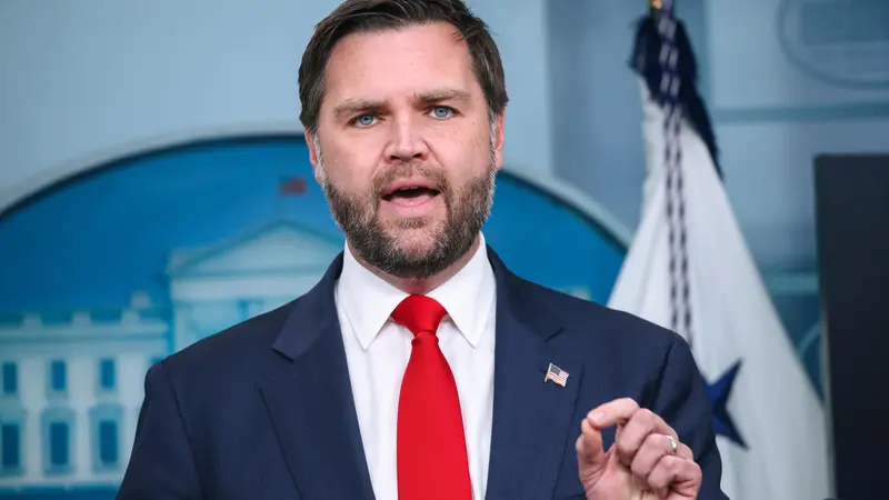 epa12421050 US Vice President JD Vance speaks during a press briefing in the James S. Brady Press Briefing Room at the White House in Washington, DC, USA, 01 October 2025. EPA/SAMUEL CORUM / POOL
