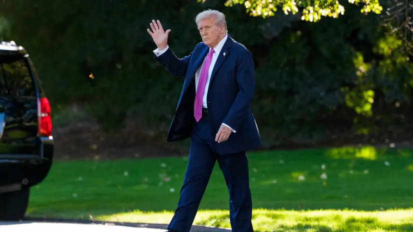 epa12461320 US President Donald Trump walks along the South Lawn to board Marine One as he departs the White House in Washington, DC, USA, 17 October 2025. President Trump is traveling to Florida for the weekend. EPA/AARON SCHWARTZ / POOL