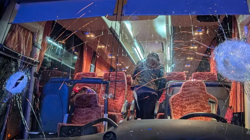 Un autista del pullman che trasportava i tifosi al seguito della squadra di basket di Pistoia di A2 è morto, questa sera, lungo la superstrada Rieti-Terni, all'altezza dello svincolo di Contigliano (Rieti), dopo che alcuni tifosi della Sebastiani Basket di Rieti hanno assaltato, lanciando pietre e altri oggetti, il pullman che stava lasciando la città dopo si era disputato l'incontro. 19 ottobre 2025. Facebook.com/alessandrotomasiofficial + ATTENZIONE LA FOTO NON PUO' ESSERE PUBBLICATA O RIPRODOTTA SENZA L'AUTORIZZAZIONE DELLA FONTE DI ORIGINE CUI SI RINVIA + NPK