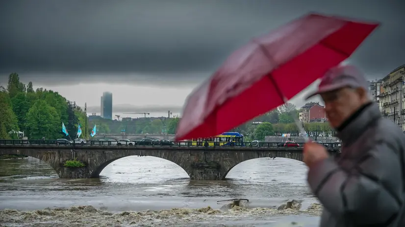 Maltempo : I Murazzi chiusi per la possibile piena del fiume Po ingrossato dalle intense piogge. Torino 17 aprile 2025 ANSA/TINO ROMANO