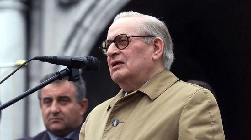 Una foto storica di Franco Castrezzati sul palco - Foto New Eden Group © www.giornaledibrescia.it