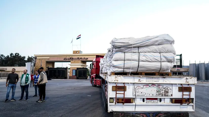 epa12466591 A humanitarian aid truck moves through the Rafah border crossing, between Egypt and the Gaza Strip, in Rafah, North Sinai, Egypt, 20 October 2025. Aid deliveries to Gaza have resumed since the ceasefire agreement between Israel and Hamas went into effect on 10 October 2025. EPA/STRINGER
