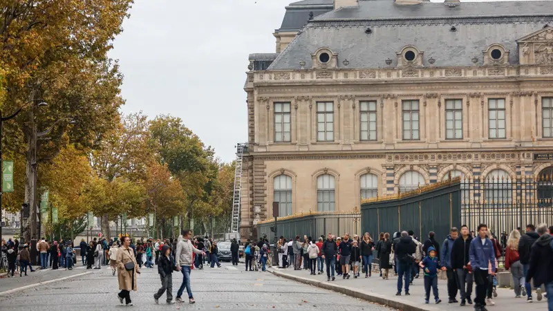 Il Louvre chiuso anche il giorno dopo il furto - Foto Ansa/Mohammed Badra © www.giornaledibrescia.it