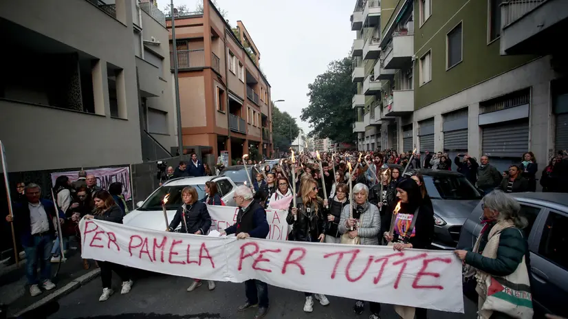 Fiaccolata per Pamela Genini nel quartiere Gorla a Milano, 19 ottobre 2025. ANSA/MOURAD BALTI TOUATI